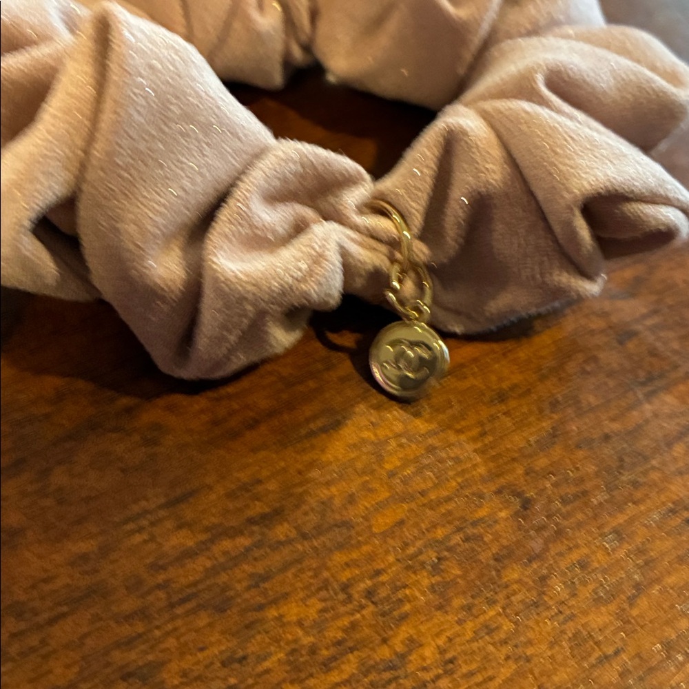 CHANEL Light Beige Fabric Scrunchie Duo with Logo Charms - Picture 3 of 4